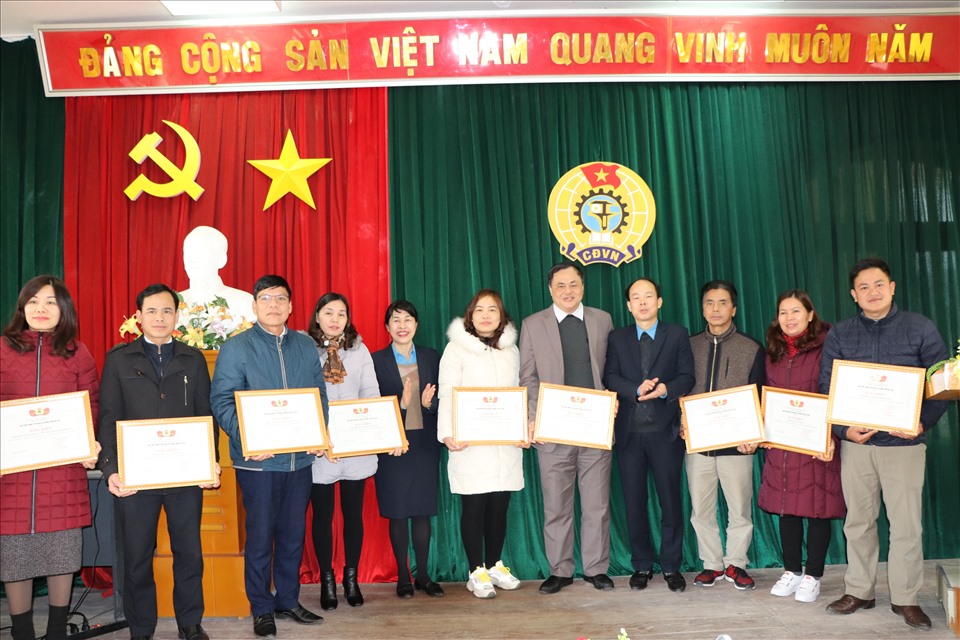 Các đồng chí lãnh đạo trao Bằng khen cho các tập thể có thành tích xuất sắc trong phong trào công nhân viên chức lao động và hoạt động công đoàn năm 2020. Ảnh Ngọc Liêm