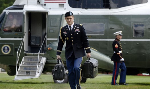 Chiếc "vali hạt nhân" luôn được một trợ lý quân sự tháp tùng tổng thống Mỹ mang theo. Ảnh: AFP