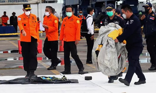 Tìm thấy thi thể và mảnh vỡ máy bay Indonesia. Ảnh: AFP