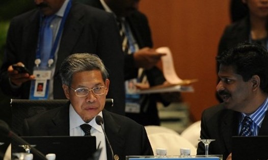 Bộ trưởng Malaysia Mustapa Mohamed (bên trái) có kết quả dương tính với COVID-19 vào tối 9.1. Ảnh: AFP