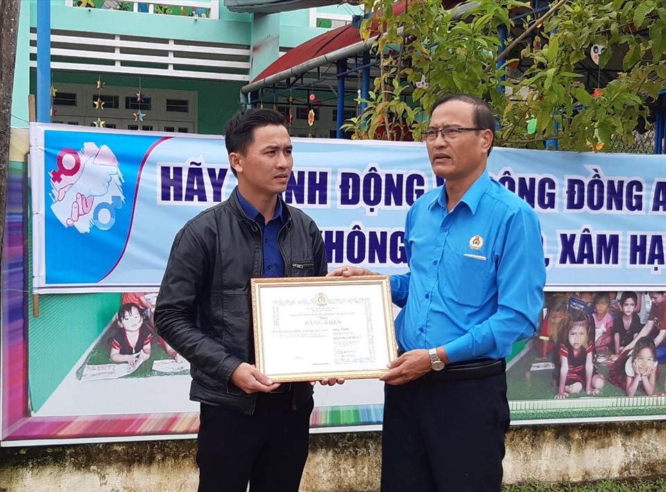 Ông Lưu Văn Thương - Phó Chủ tịch LĐLĐ tỉnh Quảng Nam tặng bằng khen cho thầy Nguyễn Thương Tình. Ảnh: Thanh Chung