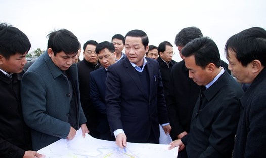 Ông Đỗ Minh Tuấn - Phó Bí thư Tỉnh uỷ, Chủ tịch UBND tỉnh Thanh Hoá thị sát, chỉ đạo thực hiện các dự án tại Khu kinh tế Nghi Sơn, ngày 9.1. Ảnh: M.H