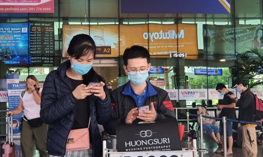 Hành khách đeo khẩu trang tại sân bay Tân Sơn Nhất chiều 10.1, đảm bảo phòng dịch COVID-19. Ảnh: Anh Nhàn