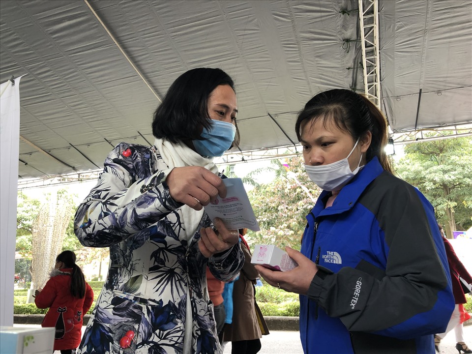 Chị Nông Thị Liền đang chọn mua đồ tại gian hàng giảm giá. Ảnh: Bảo Hân