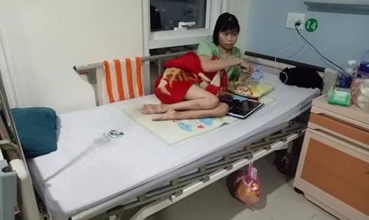 Bé Ngô Thị Thu Hà (sinh năm 2006) bị viêm màng tủy cấp, rồi bị liệt từ vùng rốn xuống, hai chân từ đó teo lại, không thể đi lại được. Ảnh: GĐCC