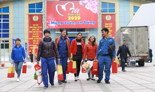 Công nhân lao động TP.Hà Nội nhận quà tại chương trình Tết Sum vầy 2020. Ảnh: Hải Nguyễn
