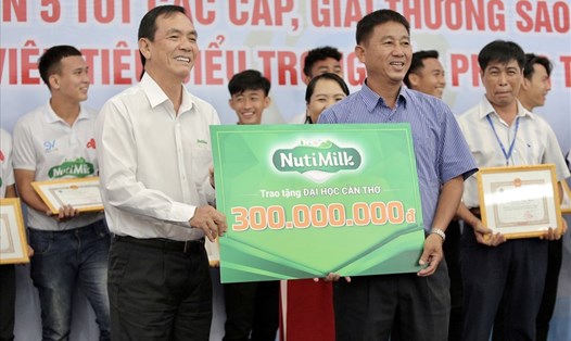 Đơn vị bảo trợ thưởng tiền cho đội Đại học Cần Thơ sau khi vô địch SV-League 2020. Ảnh: Thông Ngô.
