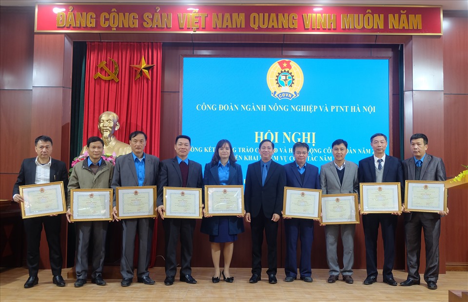 Lãnh đạo Liên đoàn Lao động thành phố Hà Nội trao Bằng khen. Ảnh: CĐ ngành