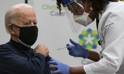Tổng thống đắc cử Joe Biden tiêm mũi vaccine COVID-19 đầu tiên trên truyền hình hôm 21.12.2020. Ảnh: AFP