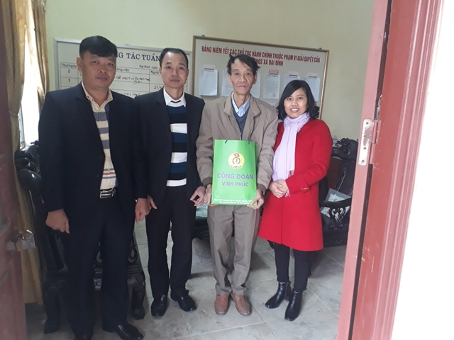 Đồng chí Lê Kim Trọng -  Chủ tịch LĐLĐ huyện Tam Đảo trao tiền hỗ trợ tới đoàn viên Viên Văn Bào. Ảnh: Thu Thuỷ