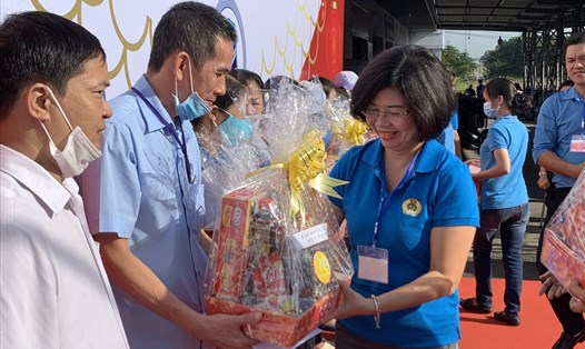 Bà Nguyễn Thị Thủy, Phó Chủ tịch Công đoàn Dệt may Việt Nam tặng quà Tết cho những công nhân lao động có hoàn cảnh khó khăn. Ảnh Nam Dương