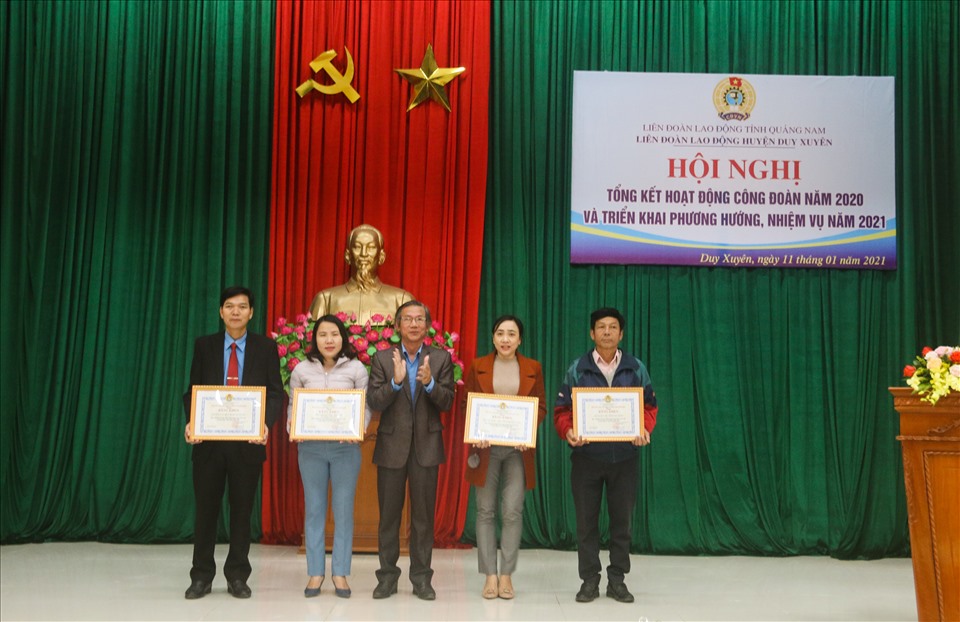 Trao tặng bằng khen của BCH LĐLĐ tỉnh Quảng Nam cho 4 tập thể và 19 cá nhân đã có thành tích tiêu biểu trong phong trào CNVCLĐ và hoạt động công đoàn năm 2020. Ảnh: Thanh Chung