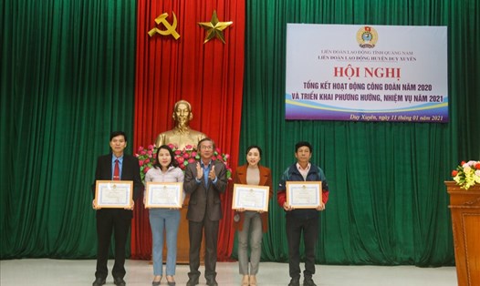 Trao tặng bằng khen của BCH LĐLĐ tỉnh Quảng Nam cho 4 tập thể và 19 cá nhân đã có thành tích tiêu biểu trong phong trào CNVCLĐ và hoạt động công đoàn năm 2020. Ảnh: Thanh Chung