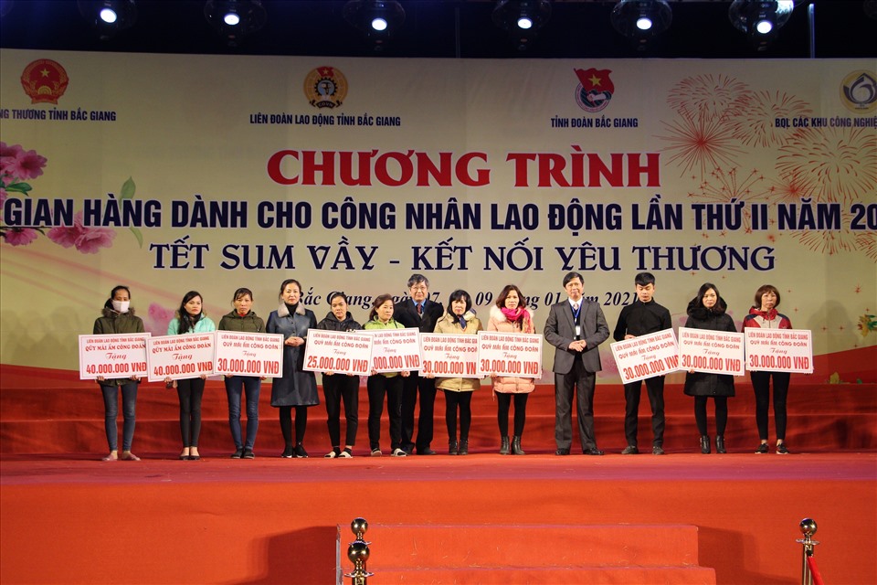 Ông Trần Thanh Hải - Phó Chủ tịch Thường trực Tổng LĐLĐVN và ông Nguyễn Văn Cảnh - Chủ tịch LĐLĐ tỉnh Bắc Giang trao Mái ấm công đoàn tại Chương trình Gian hàng dành cho công nhân lao động lần thứ II năm 2020. Ảnh: Nguyễn Huyền