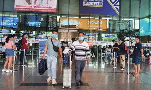 Sân bay Tân Sơn Nhất tăng cường phòng, chống dịch yêu cầu hành khách đeo khẩu trang. Ảnh: Anh Nhàn