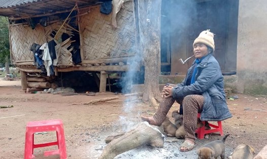 Nhiệt độ xuống thấp, người dân ở các bản làng dọc tuyến biên giới Việt - Lào phải đốt lửa để sưởi ấm. Ảnh: Hưng Thơ.