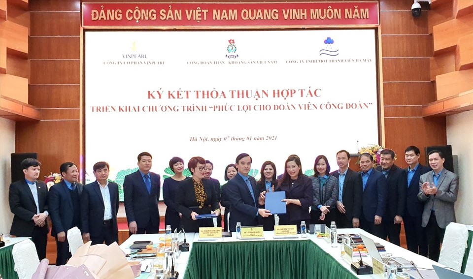 Công đoàn TKV ký kết thỏa thuận hợp tác với các đơn vị cung cấp dịch vụ. Ảnh: CĐ TKV