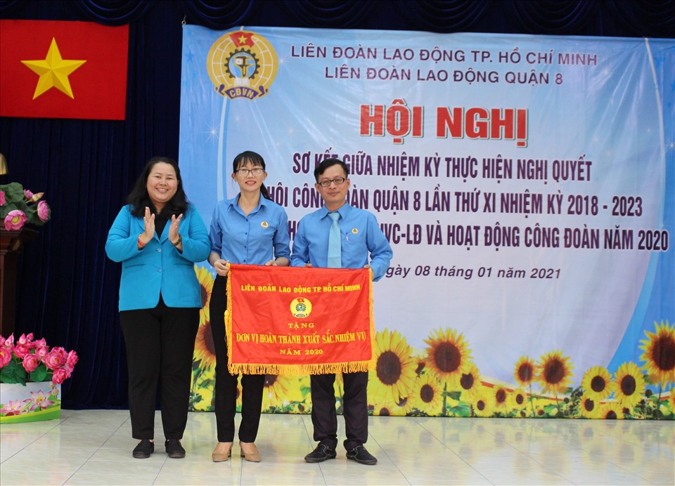 Bà Lê Thị Kim Thúy, Phó Chủ tịch LĐLĐ TPHCM, tặng Cờ thi đua cho đại diện LĐLĐ Quận 8. Ảnh LĐLĐ Quận 8.
