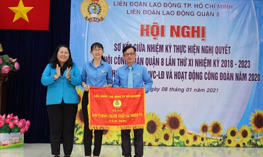 Bà Lê Thị Kim Thúy, Phó Chủ tịch LĐLĐ TPHCM, tặng Cờ thi đua cho đại diện LĐLĐ Quận 8. Ảnh LĐLĐ Quận 8.