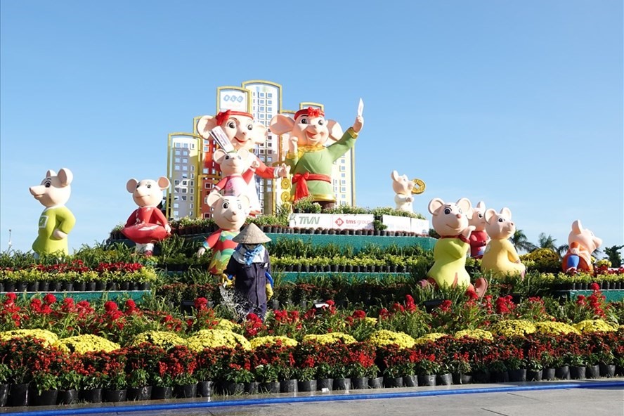 Biểu tượng linh vật Xuân Canh Tý 2020 là “Gia đình nhà chuột đi Hội Bài Chòi dân gian Bình Định” được thiết kế gồm 13 chú chuột, đặt trên bệ hoa có chiều cao khoảng 6,5m.