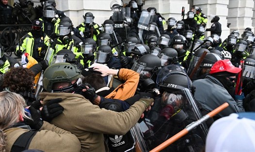 Cảnh sát đối đầu với người biểu tình ở Quốc hội Mỹ hôm 6.1. Ảnh: AFP