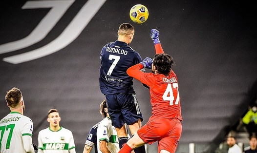 Ronaldo bật cao hơn cả thủ môn của Sassuolo đang dùng tay. Ảnh: AFP