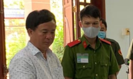 Nguyễn Văn Quý (bên trái ảnh) khi công an đọc lệnh khởi tố, bắt tạm giam. Ảnh công an Bình Dương