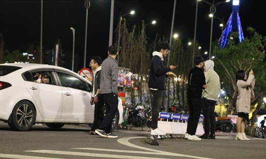 Người dân vô tư đỗ xe trên hầm chui sông Hàn để chụp ảnh bất chấp việc vi phạm luật giao thông. Ảnh: Đình Dũng