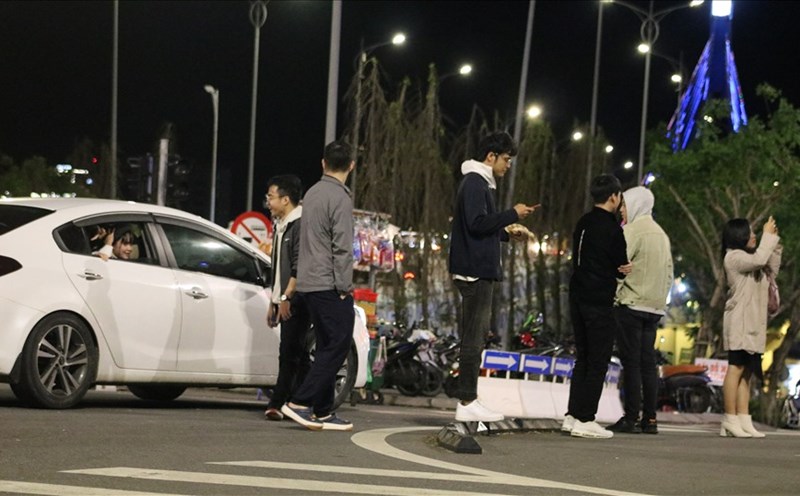 Người dân vô tư đỗ xe trên hầm chui sông Hàn để chụp ảnh bất chấp việc vi phạm luật giao thông. Ảnh: Đình Dũng