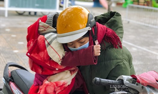 Phụ huynh Hà Nội "quấn kén" để giữ ấm cho con khi đưa trẻ tới trường. Ảnh: Trang Mạnh