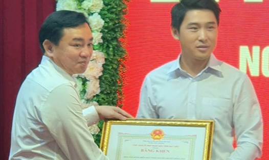 Phó Chủ tịch UBND tỉnh Bạc Liêu Phan Thanh Duy trao bằng khen của Chủ tịch UBND tỉnh Bạc Liêu cho đơn vị có nhiều thành tích trong công tác vận động hiến máu. Ảnh: Nhật Hồ