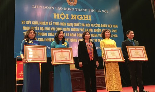 Đồng chí Nguyễn Thị Tuyến trao Bằng khen của Thủ tướng Chính phủ cho 4 cá nhân. Ảnh: Hải Anh