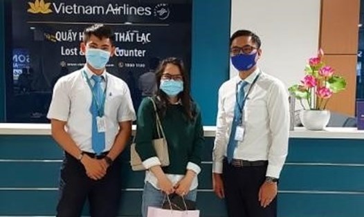 Đại diện Vietnam Airlines bàn giao lại chiếc nhẫn cho hành khách. Ảnh VNA