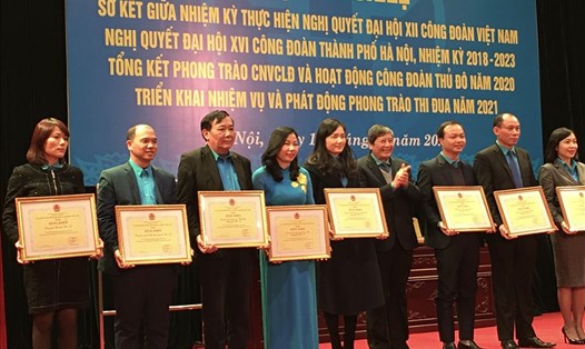 Phó Chủ tịch Thường trực Tổng Liên đoàn Lao động Việt Nam trao tặng Bằng khen của Tổng Liên đoàn Lao động Việt Nam. Ảnh: Hải Anh