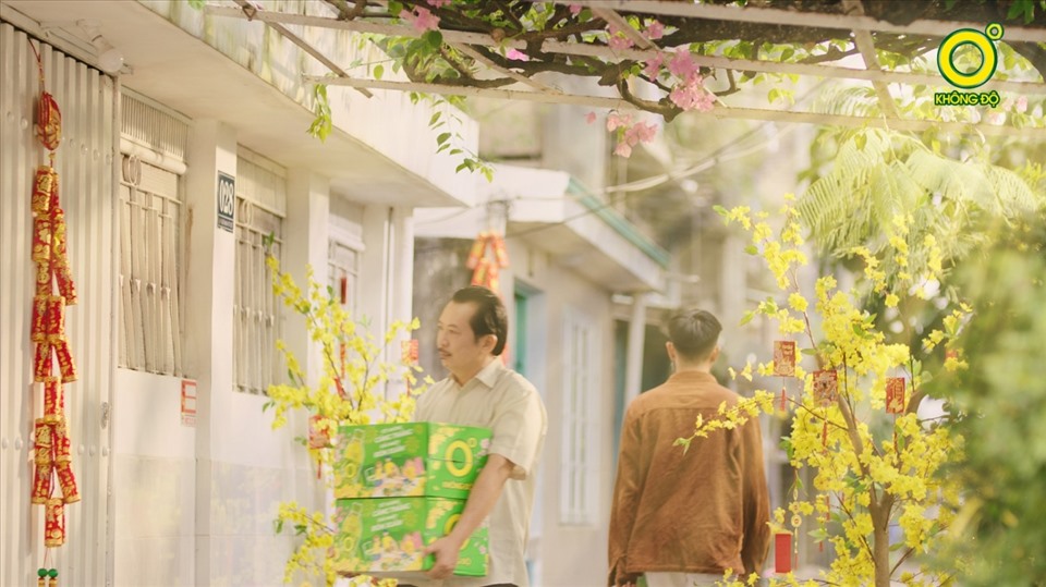 Lấy bối cảnh người người người, nhà nhà chuẩn bị đón Tết. Ảnh: Tân Hiệp Phát