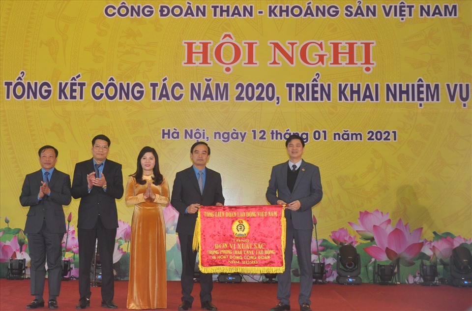 Ông Ngọ Duy Hiểu - Phó Chủ tịch Tổng Liên đoàn Lao động Việt Nam - trao Cờ thi đua xuất sắc của Tổng LĐLĐVN tới Công đoàn TKV. Ảnh: Bảo Hân
