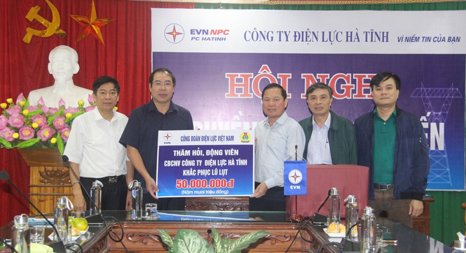 Ông Đỗ Đức Hùng - Chủ tịch Công đoàn Điện lực Việt Nam (thứ 2, từ trái sang) - đại diện trao 50 triệu đồng trích từ Quỹ tương trợ xã hội của Tập đoàn Điện lực Việt Nam để động viên CBCNV PC Hà Tĩnh. Ảnh: CĐĐL