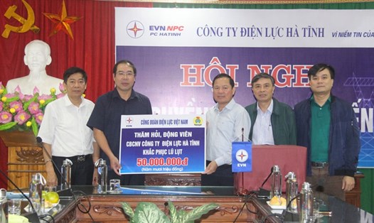 Ông Đỗ Đức Hùng - Chủ tịch Công đoàn Điện lực Việt Nam (thứ 2, từ trái sang) - đại diện trao 50 triệu đồng trích từ Quỹ tương trợ xã hội của Tập đoàn Điện lực Việt Nam để động viên CBCNV PC Hà Tĩnh. Ảnh: CĐĐL