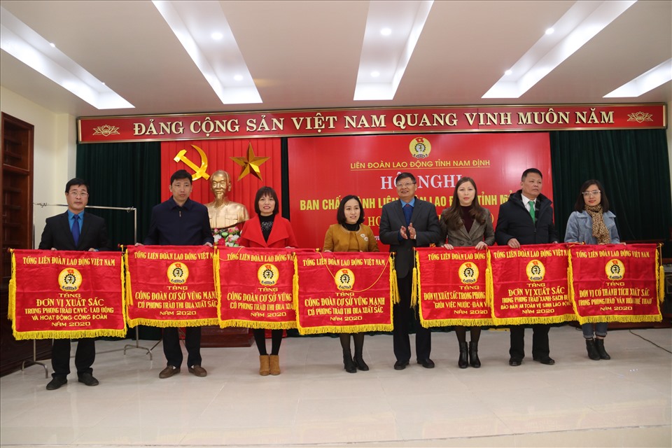 Ông Phan Văn Anh - Phó Chủ tịch Tổng LĐLĐVN - trao Cờ thi đua xuất sắc của Tổng LĐLĐVN cho các tập thể. Ảnh: V.H
