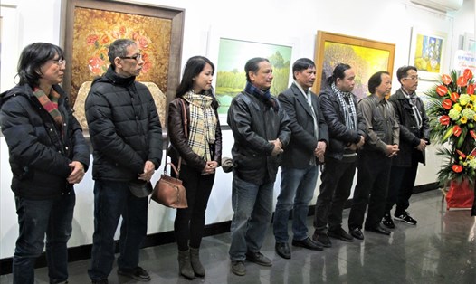 Các thành viên nhóm ''Sông Hồng Art'' tại lễ khai mạc triển lãm. Ảnh: L.Q.V