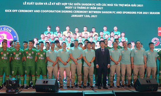 Câu lạc bộ Sài Gòn làm lễ xuất quân sáng 12.1. Mùa bóng năm nay, họ có sự chung tay tài trợ của rất nhiều doanh nghiệp lớn từ Nhật Bản. Ảnh: Nguyễn Đăng