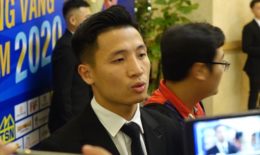 Trung vệ Bùi Tiến Dũng hạnh phúc khi có mặt trong lễ trao giải QBV Việt Nam 2020. Ảnh: Nguyễn Đăng.