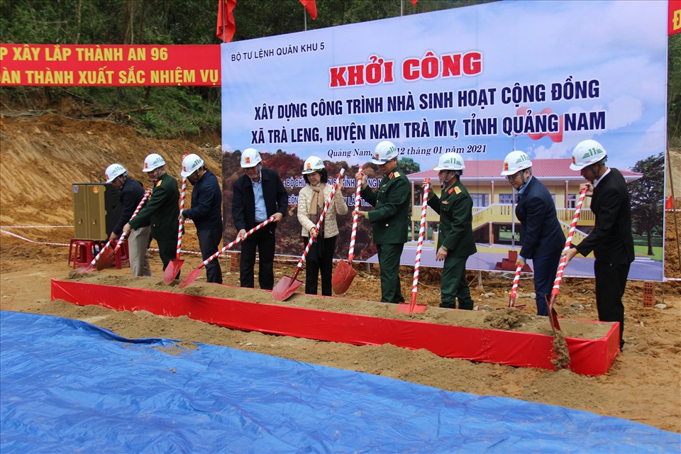 Bà Trương Thị Mai - Ủy viên Bộ Chính trị, Bí thư Trung ương Đảng, Trưởng Ban Dân vận Trung ương dự lễ khởi công xây dựng công trình Nhà sinh hoạt cộng đồng xã Trà Leng. Ảnh: Thanh Chung