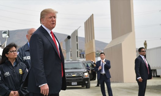 Tổng thống Donald Trump thăm bức tường biên giới Mỹ - Mexico ngày 12.1. Ảnh: AFP