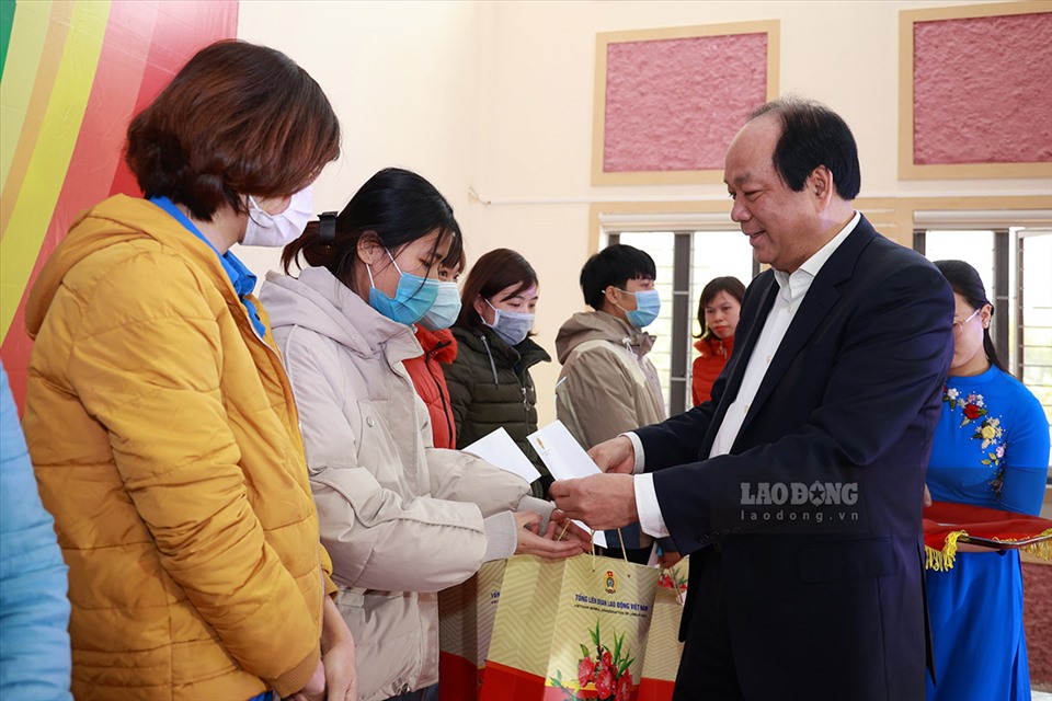 Ông Mai Tiến Dũng, Uỷ viên Trung ương Đảng, Bộ trưởng, Chủ nhiệm Văn phòng Chính phủ trao quà tới công nhân lao động tại chương trình. Ảnh: Hải Nguyễn