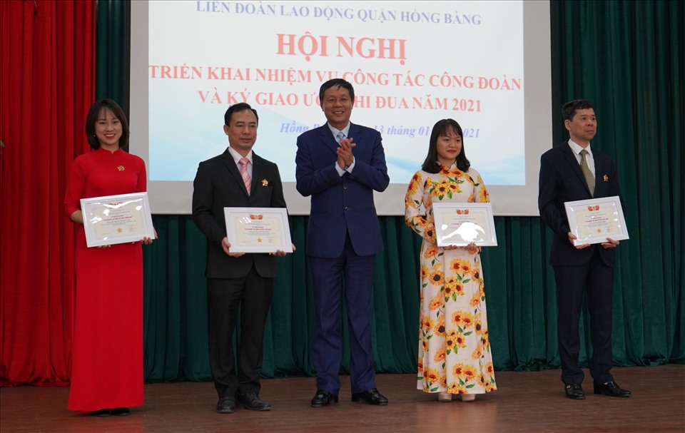 PCT LĐLĐ TP.Hải Phòng Hoàng Đình Long trao kỷ niệm chương "Vì sự nghiệp xây dựng tổ chức Công đoàn" của Tổng LĐLĐ Việt Nam tặng các cá nhân. Ảnh: Mai Dung