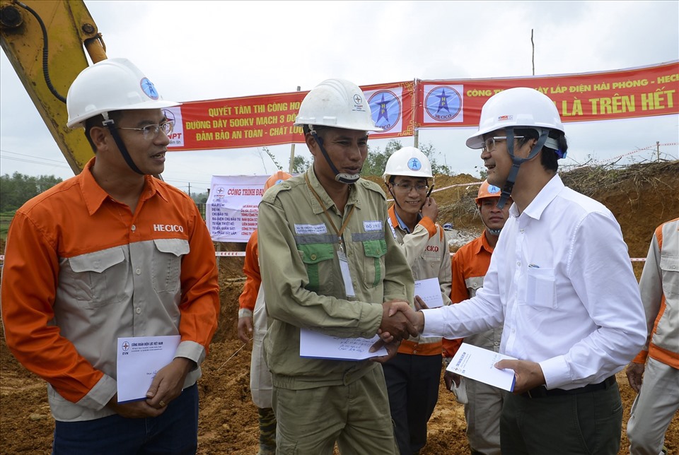 Phó Chủ tịch Công đoàn Điện lực Việt Nam Lương Bá Thanh (bên phải) trao quà cho các đơn vị thi công trên công trường. Ảnh: Đắc Cường