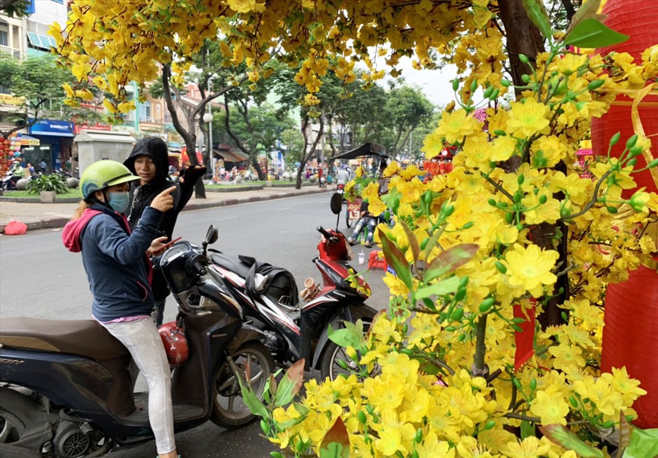 Hoa Tết làm từ vải xuống phố, "hút" khách mua tại TPHCM. Ảnh: Ngọc Lê