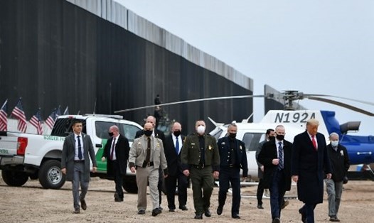 Tổng thống Donald Trump đi thăm bức tường biên giới Mỹ-Mexico ở Alamo, tiểu bang Texas, ngày 12.1. Ảnh: AFP
