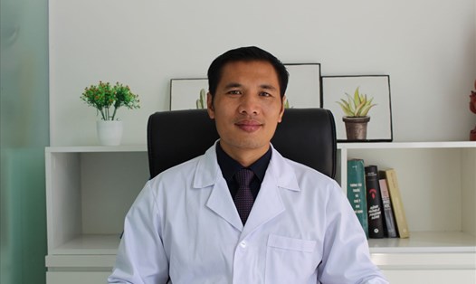 Dược sĩ Trương Minh Đạt chia sẻ về cách bổ sung canxi giúp con cao lớn. Ảnh: NVCC